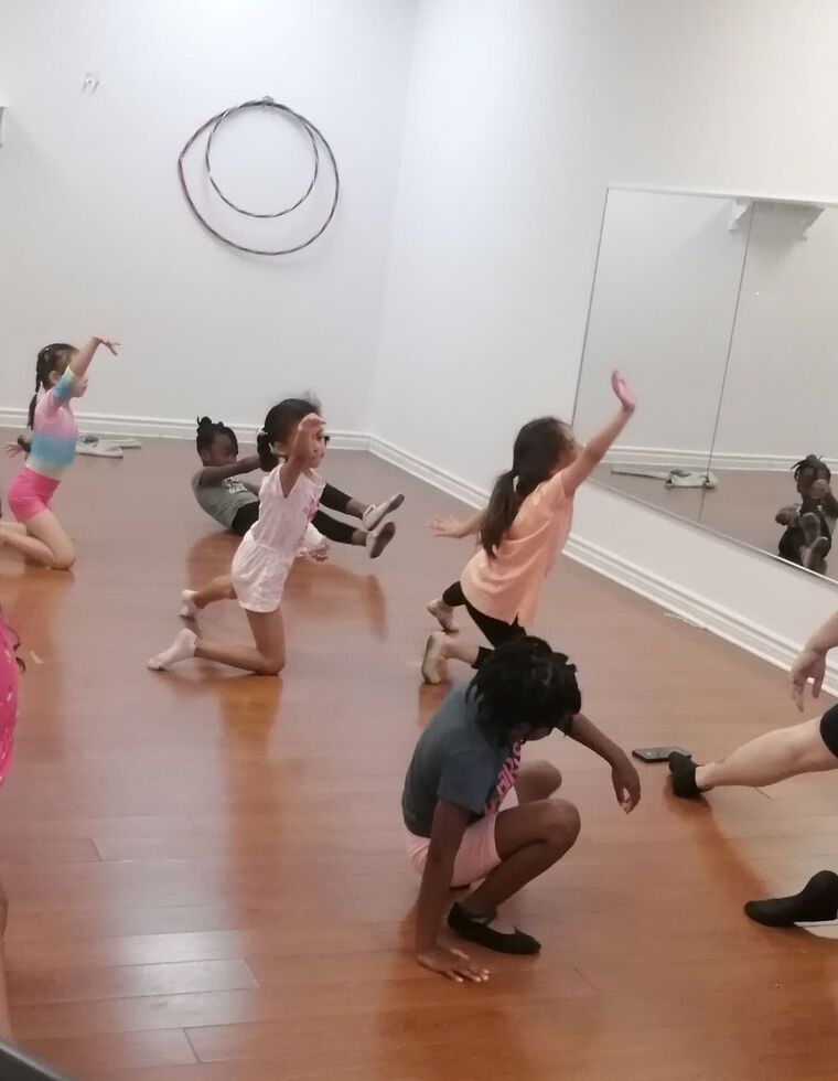 Des enfants qui s'étirent dans le studio de danse de CMD