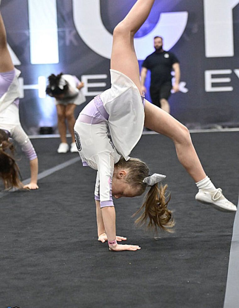 Une jeune gymnaste de CMD qui fait un renversement